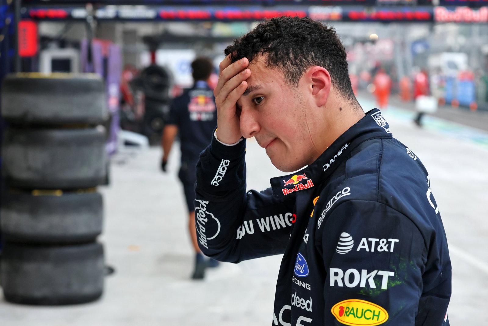 Isack Hadjar fumes amid Singapore GP nightmare: “Everything is breaking apart” Isack Hadjar fumes amid Singapore GP nightmare: “Everything is breaking apart”